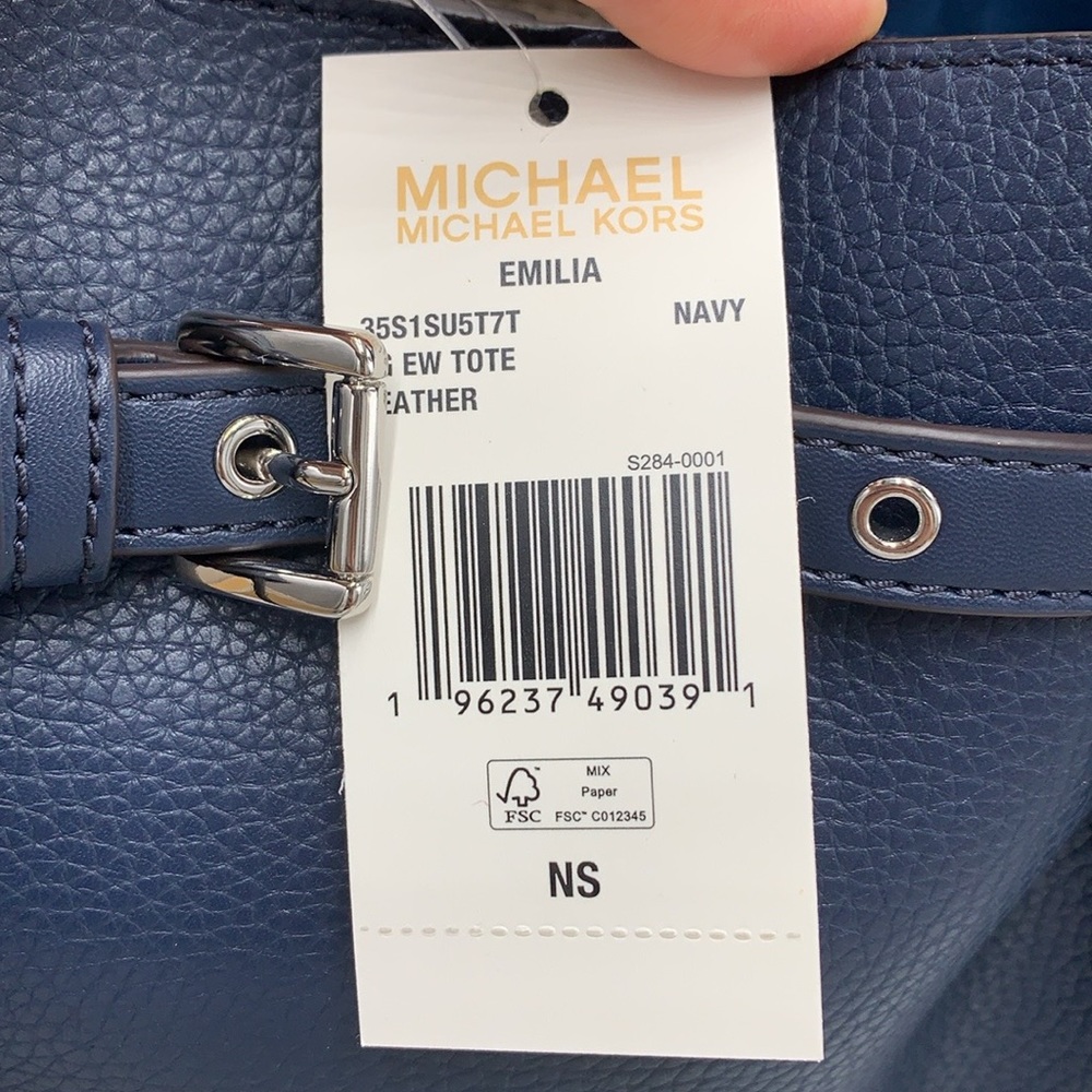 MICHAEL KORS OUTLET
Emilia Large Pebbled Leather Tote Bag
COLOR NAVY
NWT - Picture 12 of 16